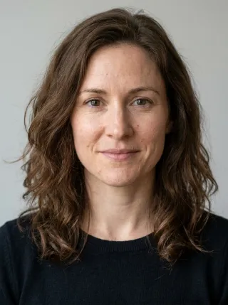 Niamh — Female, 30s, Irish-American AI avatar